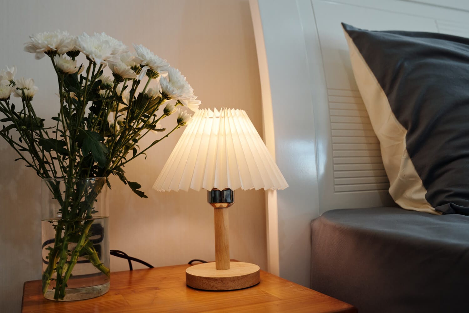 What Size Lamp for Nightstand? 10 Tips for Creating Ideal Bedroom Lighting